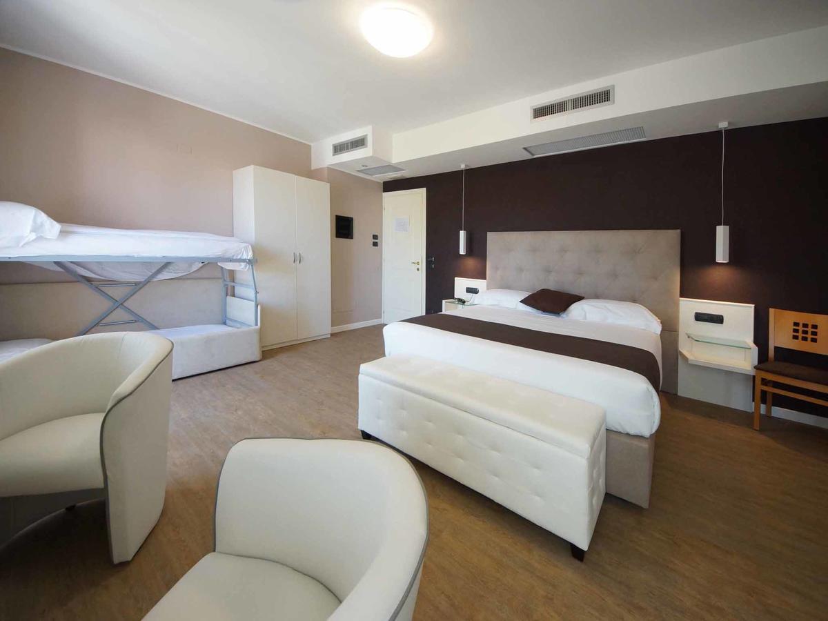 Hotel Clarin 14 By Dori Пескиера дел Гарда Екстериор снимка